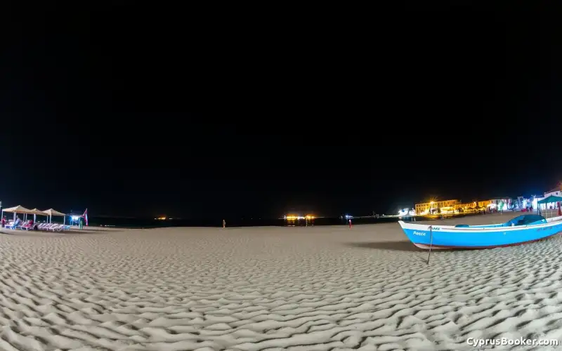 Tętniąca życiem Ayia Napa oferuje piękne plaże, nocne kluby i gwarancję niezapomnianych wakacji na Cyprze