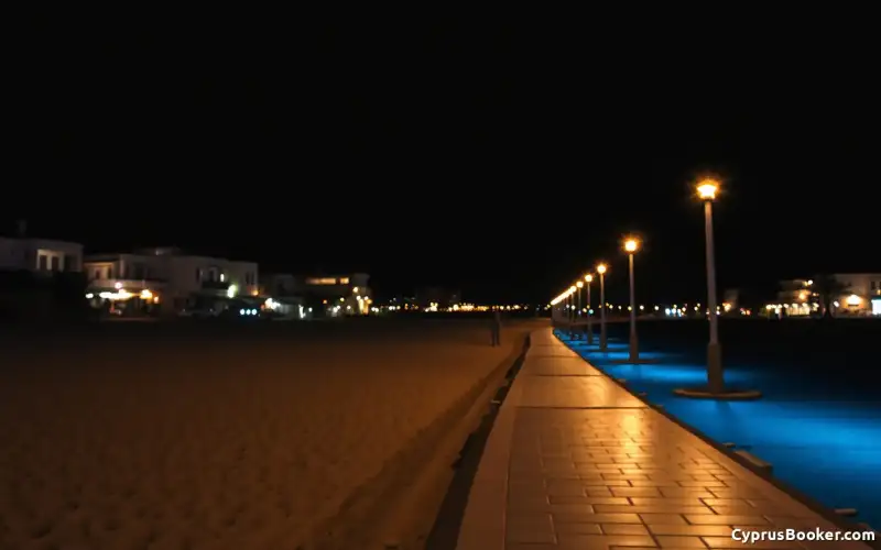 Cypr: Ayia Napa zachwyca wakacyjną atmosferą i pięknymi plażami - planuj budżet na 2026!