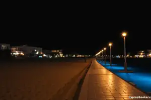 Cypr: Ayia Napa zachwyca wakacyjną atmosferą i pięknymi plażami - planuj budżet na 2026!