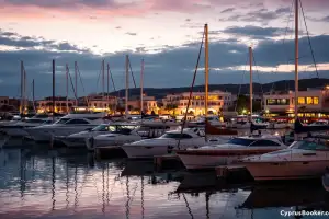 Elegancka restauracja Marina w Ayia Napa oferuje wyśmienitą kuchnię z widokiem na plażę i gwarantuje niezapomniane chwile