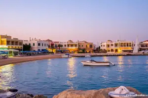 Słoneczna Ayia Napa w kwietniu 2026 roku zachęca do odkrywania pięknych plaż i tętniącego życia nocnego